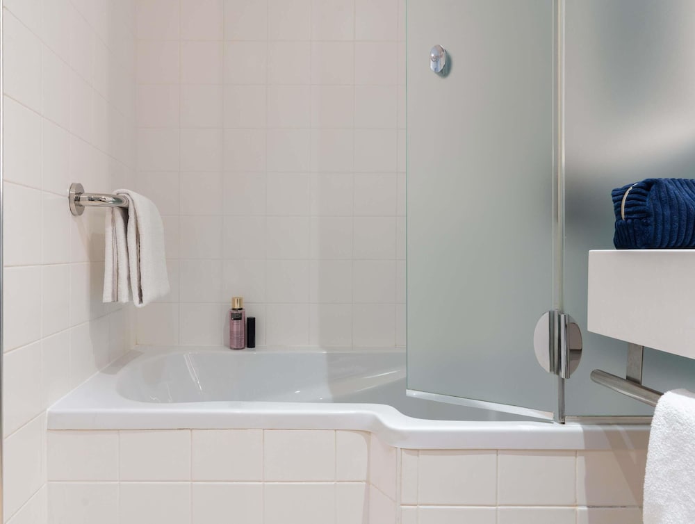 Habitación estándar, 1 cama doble con sofá cama del hotel Ibis Styles Paris Porte D’orléans. Foto 6