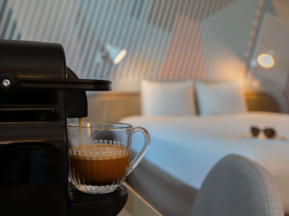 Suite, 1 cama doble con sofá cama, balcón del hotel Ibis Styles Paris Porte D’orléans. Foto 6