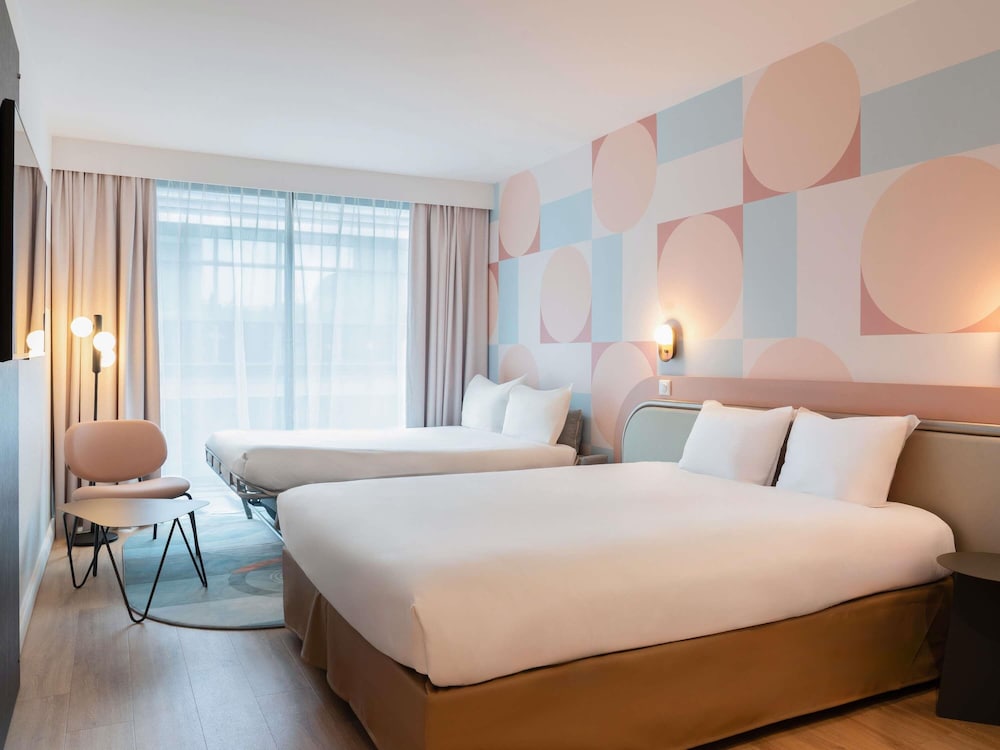 Habitación superior, 1 cama doble con sofá cama del hotel Ibis Styles Paris Porte D’orléans. Foto 7