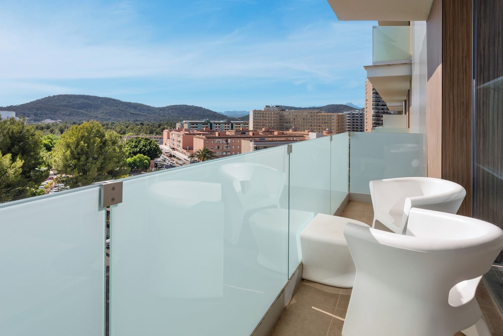 Habitación Melia con vistas a la montaña del hotel Melia South Beach. Foto 1