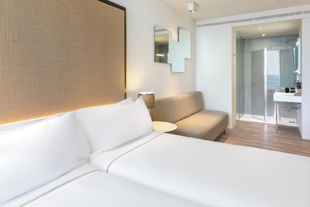 Habitación Meliá con vistas laterales al mar del hotel Melia South Beach. Foto 1