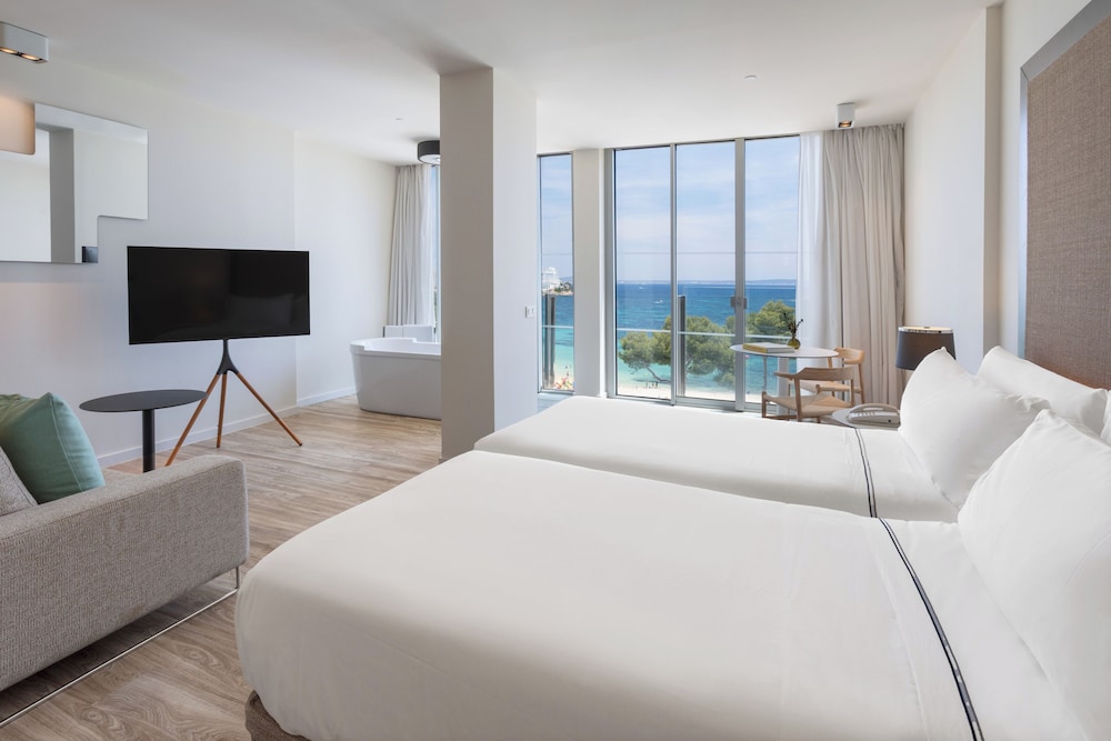 Suite Junior con vistas al mar del hotel Melia South Beach. Foto 1
