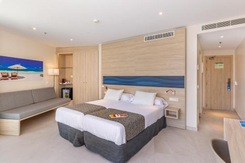 Suite Junior con vistas a la piscina del hotel Samos