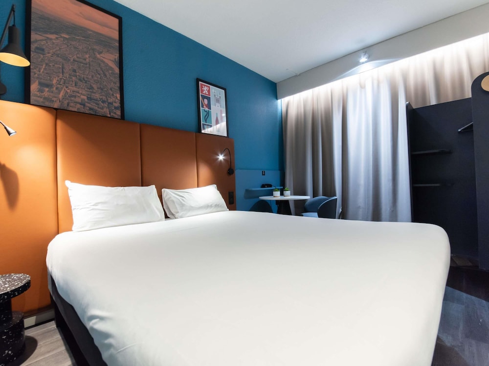 Habitación con cama doble con nueva ropa de cama del hotel Ibis Lyon Nord