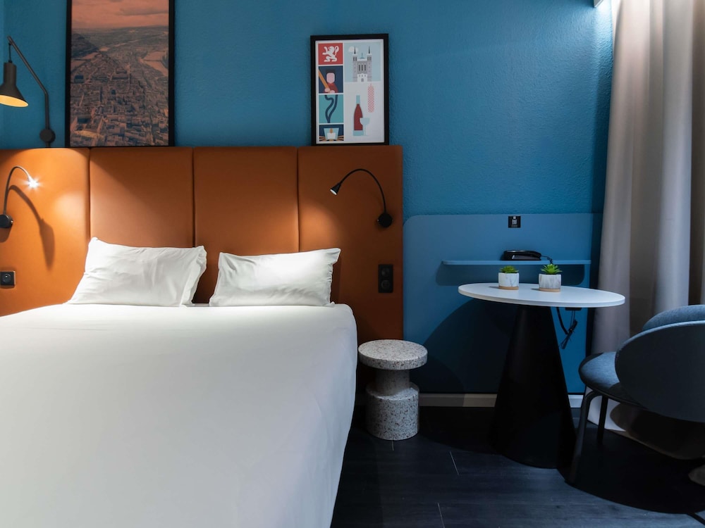 Habitación con cama doble con nueva ropa de cama del hotel Ibis Lyon Nord. Foto 3