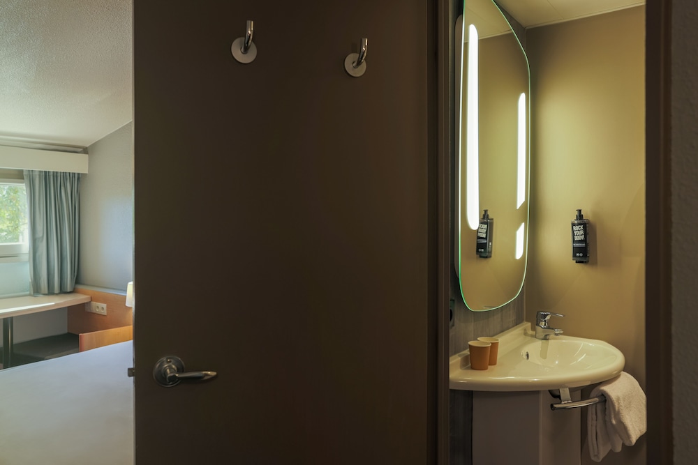 Habitación con cama doble con nueva ropa de cama del hotel Ibis Lyon Nord. Foto 6