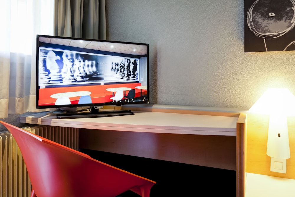 Habitación con dos camas individuales equipada con nueva ropa de cama del hotel Ibis Lyon Nord. Foto 2