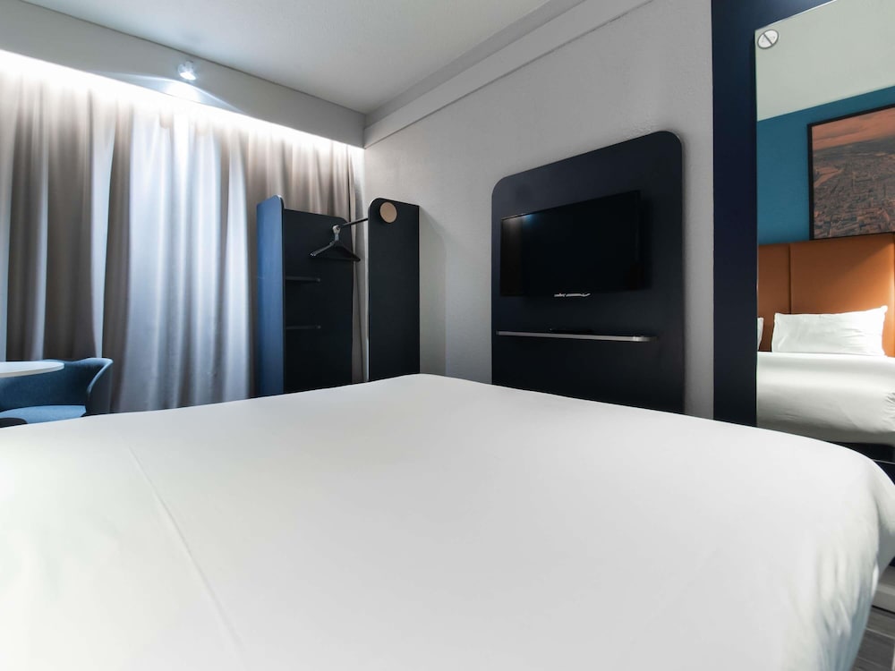 Habitación con dos camas individuales equipada con nueva ropa de cama del hotel Ibis Lyon Nord. Foto 4