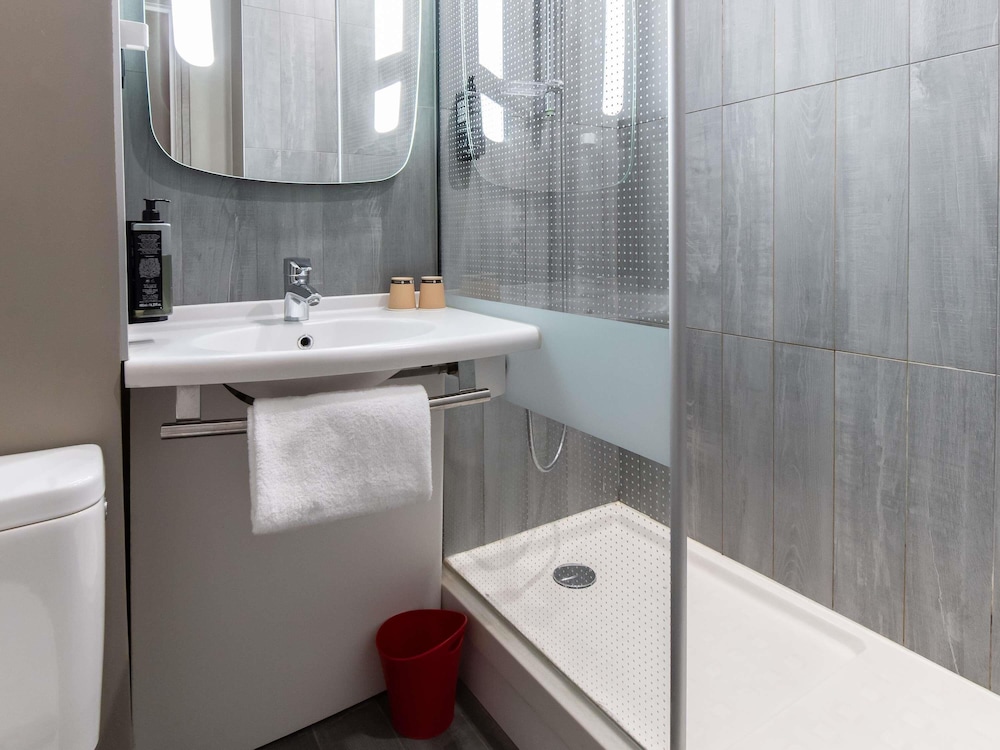 Habitación con dos camas individuales equipada con nueva ropa de cama del hotel Ibis Lyon Nord. Foto 5