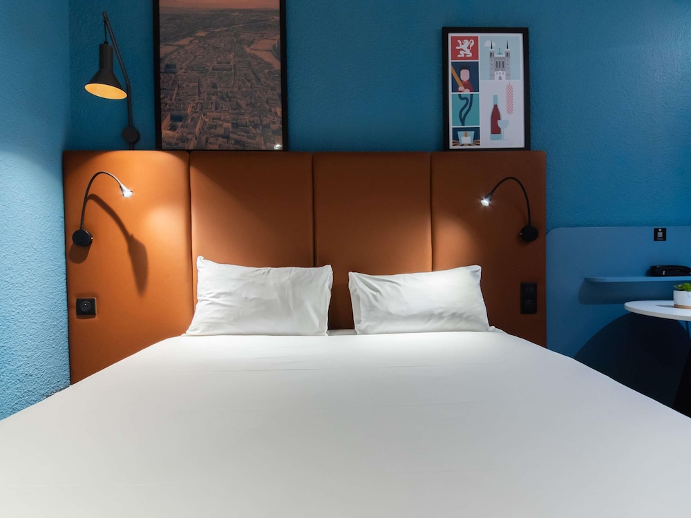 Habitación con dos camas individuales equipada con nueva ropa de cama del hotel Ibis Lyon Nord. Foto 6