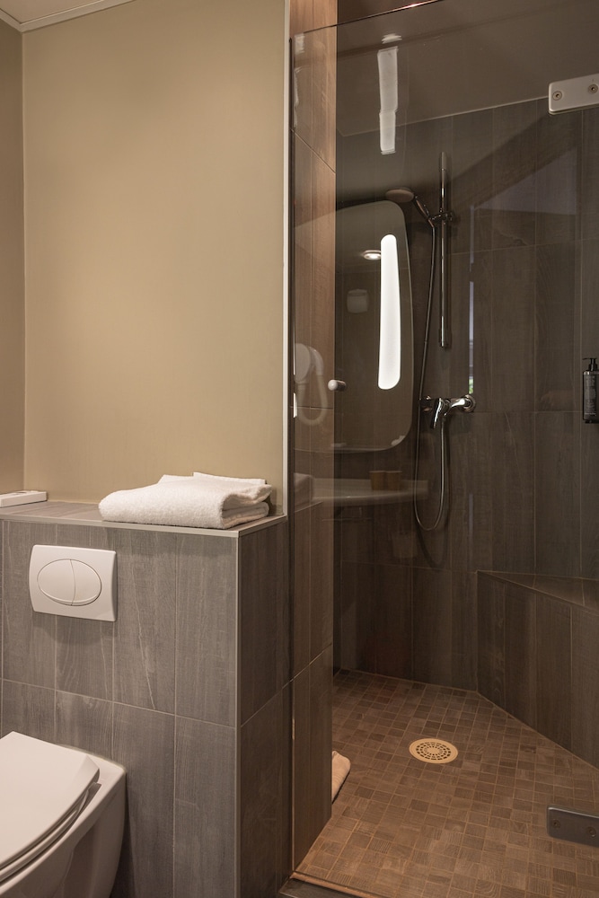 Habitación con dos camas individuales equipada con nueva ropa de cama del hotel Ibis Lyon Nord. Foto 8
