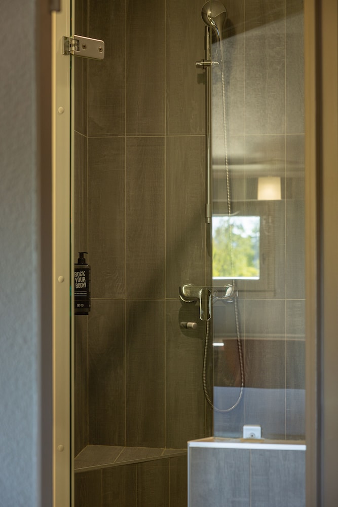 Habitación con dos camas individuales equipada con nueva ropa de cama del hotel Ibis Lyon Nord. Foto 10