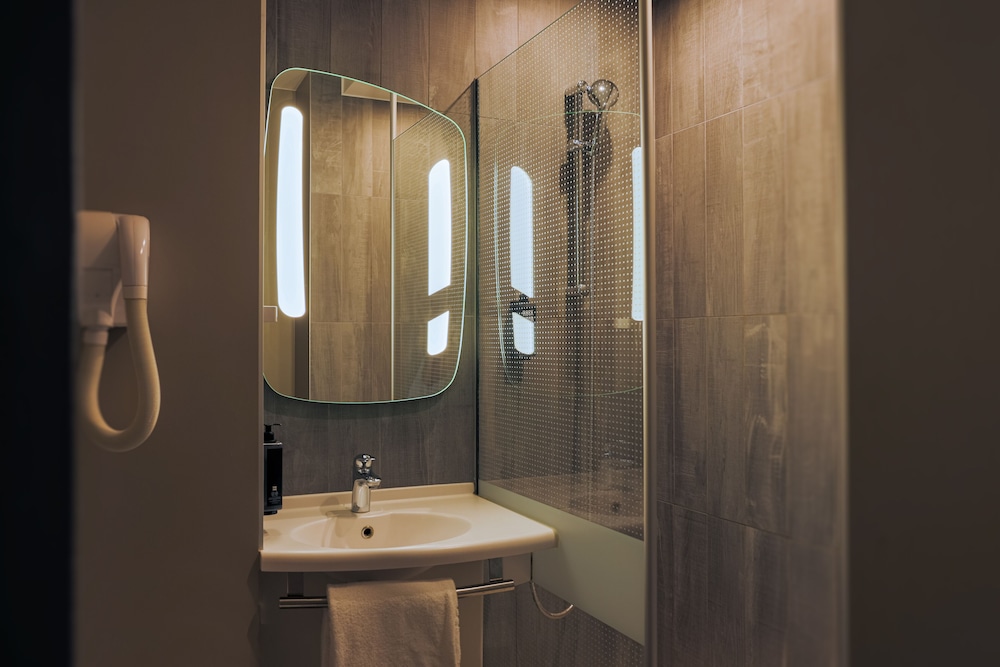 Habitación con dos camas individuales equipada con nueva ropa de cama del hotel Ibis Lyon Nord. Foto 11