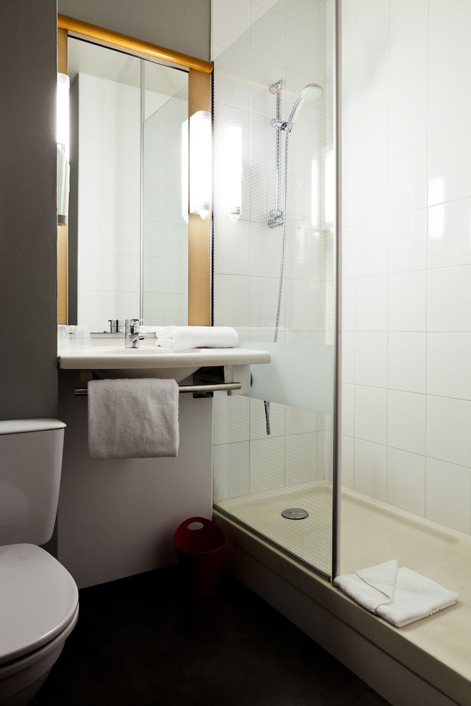 Habitación con dos camas individuales equipada con nueva ropa de cama del hotel Ibis Lyon Nord. Foto 13