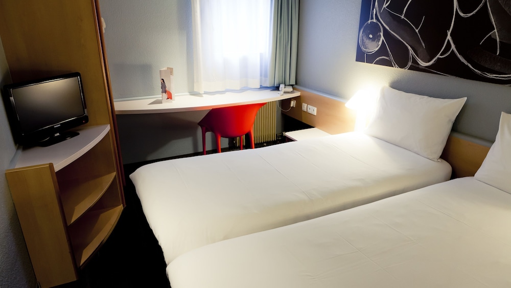 Habitación comunicante con cama doble y 2 individuales del hotel Ibis Lyon Nord. Foto 1