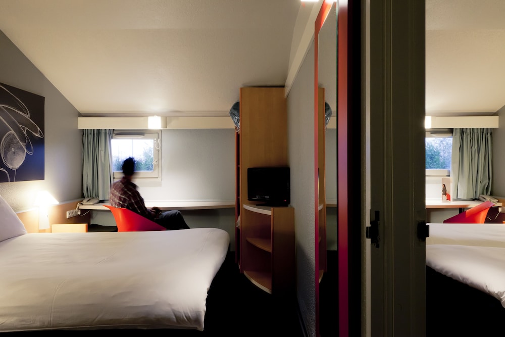 Habitación comunicante con cama doble y 2 individuales del hotel Ibis Lyon Nord. Foto 2