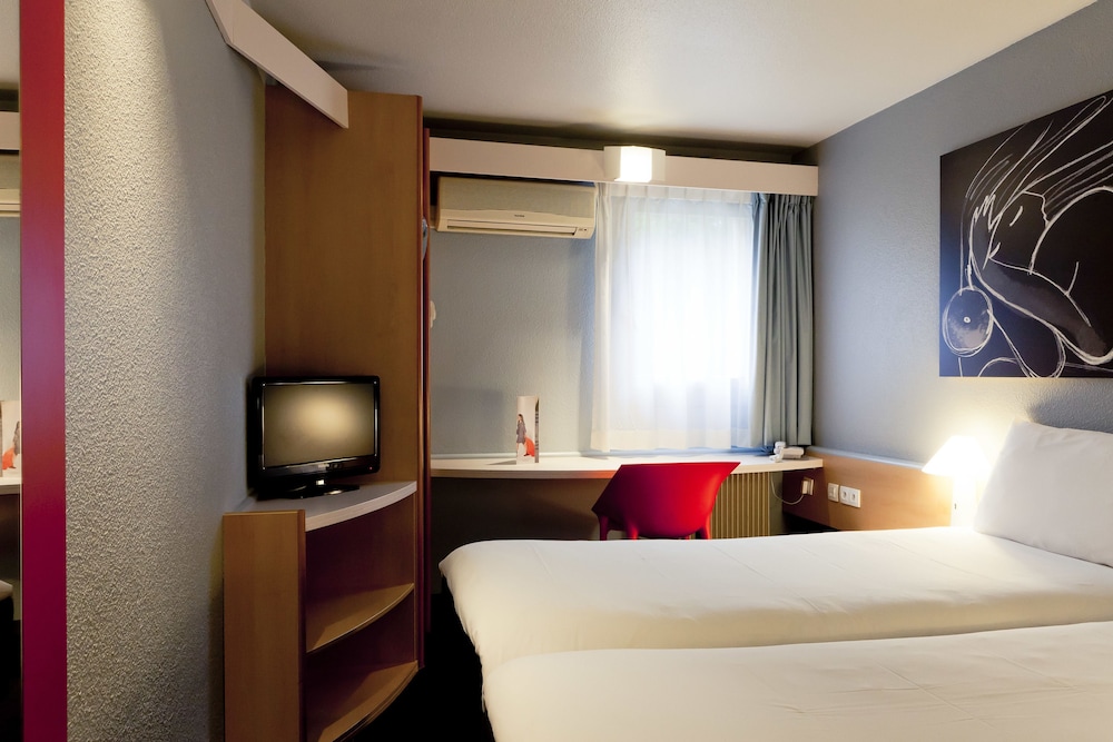 Habitación comunicante con cama doble y 2 individuales del hotel Ibis Lyon Nord. Foto 3