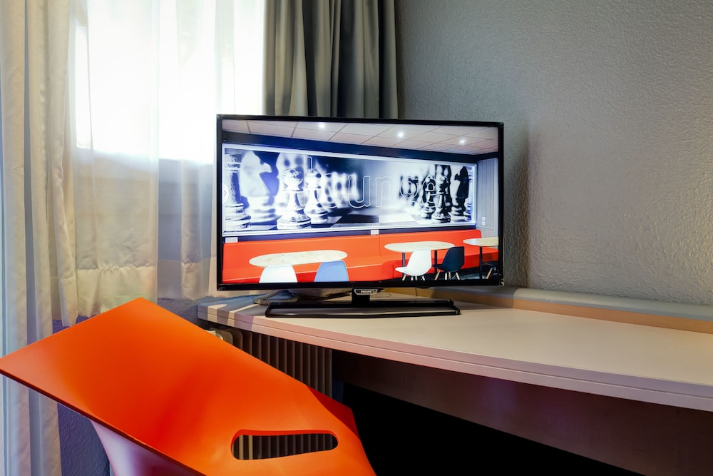 Habitación comunicante con cama doble y 2 individuales del hotel Ibis Lyon Nord. Foto 4