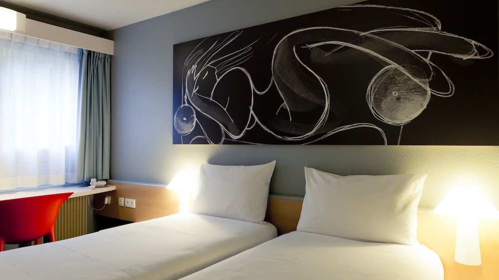 Habitación comunicante con cama doble y 2 individuales del hotel Ibis Lyon Nord. Foto 9