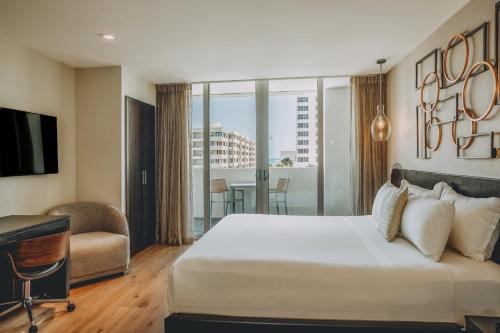Habitación Doble con vistas a la piscina y balcón - Cama grande del hotel Berkeley Shore. Foto 4