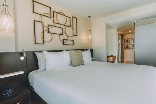 Habitación Doble con vistas a la piscina y balcón - Cama grande del hotel Berkeley Shore. Foto 5