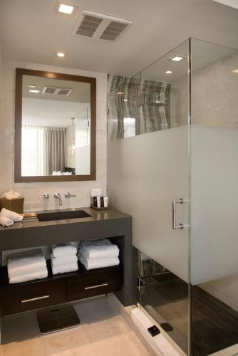 Habitación Doble con vistas a la piscina y balcón - Cama grande del hotel Berkeley Shore. Foto 6