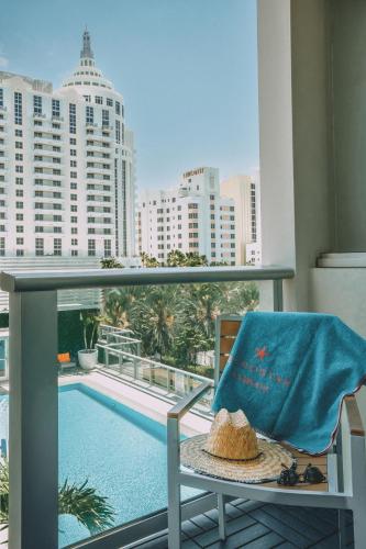 Habitación con balcón y vistas panorámica a la piscina - Cama extragrande del hotel Berkeley Shore