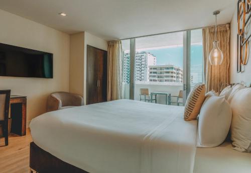 Habitación con balcón y vistas panorámica a la piscina - Cama extragrande del hotel Berkeley Shore. Foto 3