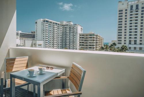 Habitación con vistas laterales al mar y balcón - Cama extragrande del hotel Berkeley Shore. Foto 3