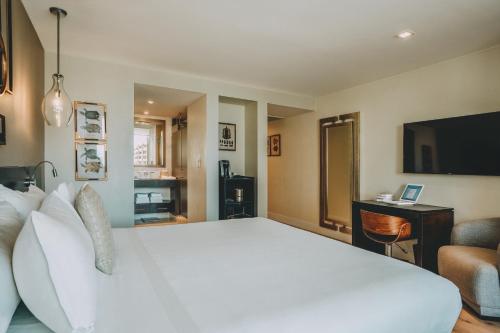 Habitación Premium con vistas a la ciudad y cama extragrande del hotel Berkeley Shore. Foto 3