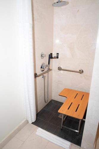 Alojamiento Premium - Cama extragrande - Adaptado para personas con movilidad reducida del hotel Berkeley Shore. Foto 4