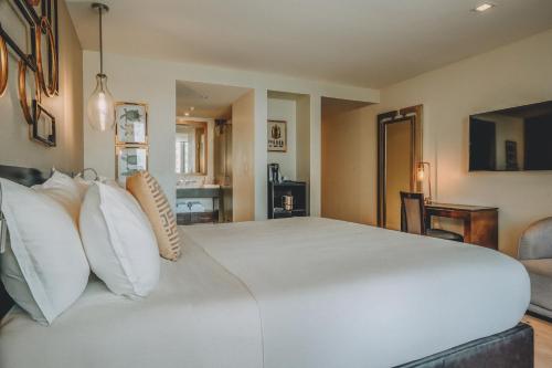 Habitación Premium - Cama extragrande del hotel Berkeley Shore. Foto 4