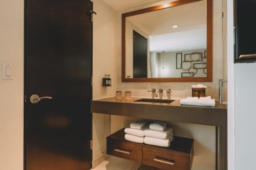 Habitación Premium con cama grande del hotel Berkeley Shore. Foto 1