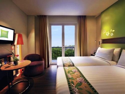 Habitación Doble Superior con balcón - 2 camas individuales del hotel Ibis Styles Bali Denpasar. Foto 2