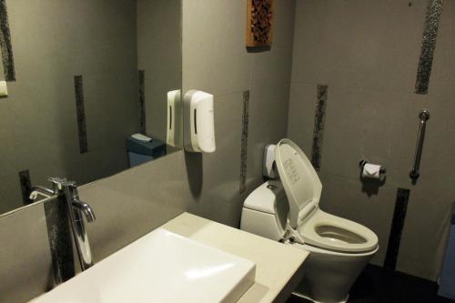 Habitación Doble Superior con balcón - 2 camas individuales del hotel Ibis Styles Bali Denpasar. Foto 8