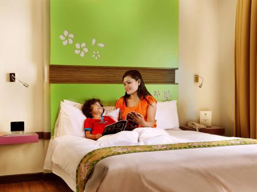 Habitación Doble Superior con Balcón del hotel Ibis Styles Bali Denpasar. Foto 1