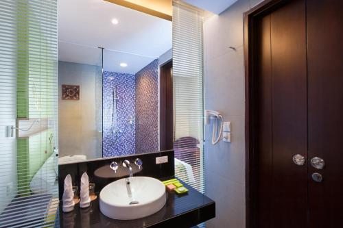 Habitación Doble Superior con Balcón del hotel Ibis Styles Bali Denpasar. Foto 9