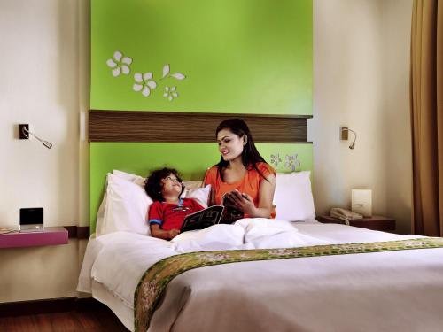 Habitación Doble Superior con Balcón del hotel Ibis Styles Bali Denpasar. Foto 10
