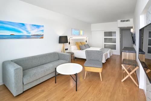 Suite Junior con bañera de hidromasaje, cama balinesa en la terraza y acceso al spa del hotel Spa Flamboyan Caribe