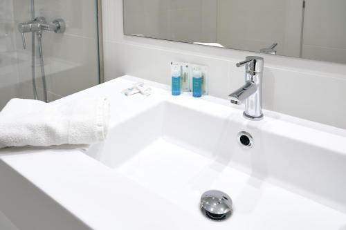 Suite Junior con bañera de hidromasaje, cama balinesa en la terraza y acceso al spa del hotel Spa Flamboyan Caribe. Foto 2