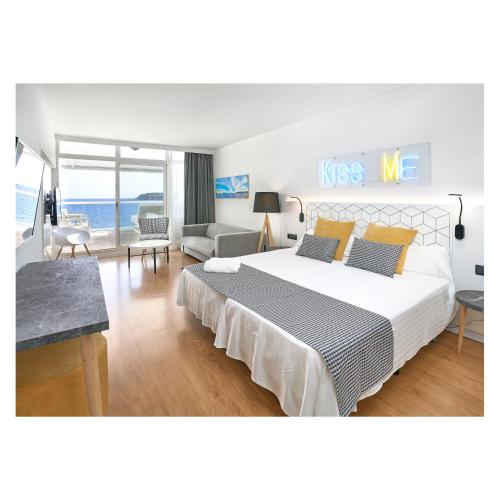 Suite Junior con bañera de hidromasaje, cama balinesa en la terraza y acceso al spa del hotel Spa Flamboyan Caribe. Foto 5