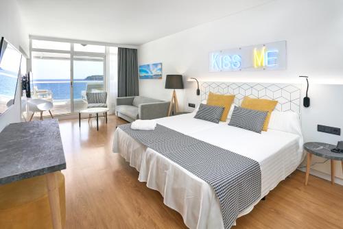 Suite Junior con bañera de hidromasaje, cama balinesa en la terraza y acceso al spa del hotel Spa Flamboyan Caribe. Foto 6