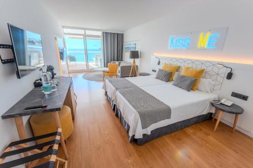 Suite Junior con bañera de hidromasaje, cama balinesa en la terraza y acceso al spa del hotel Spa Flamboyan Caribe. Foto 8