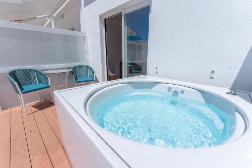 Suite Junior con bañera de hidromasaje, cama balinesa en la terraza y acceso al spa del hotel Spa Flamboyan Caribe. Foto 9