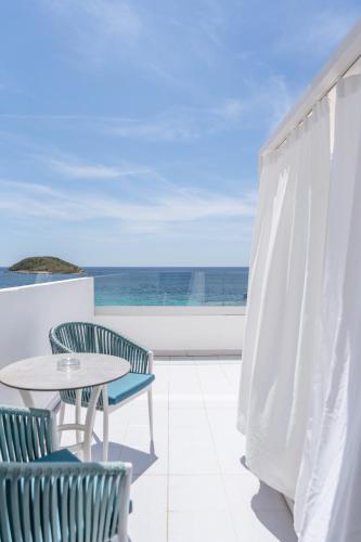 Suite Junior con bañera de hidromasaje, cama balinesa en la terraza y acceso al spa del hotel Spa Flamboyan Caribe. Foto 12