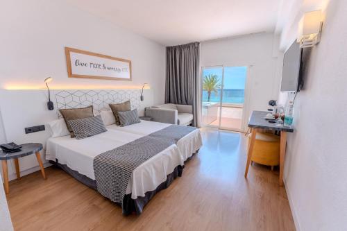 Suite Junior con bañera de hidromasaje, cama balinesa en la terraza y acceso al spa del hotel Spa Flamboyan Caribe. Foto 16