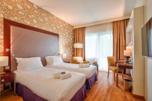 Estudio Doble con 2 camas individuales del hotel Clarion Paris CDG Airport. Foto 1