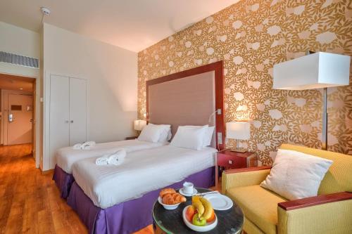 Estudio Doble con 2 camas individuales del hotel Clarion Paris CDG Airport. Foto 2