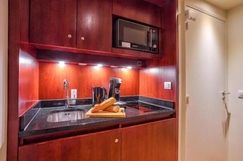 Estudio Doble con 2 camas individuales del hotel Clarion Paris CDG Airport. Foto 2