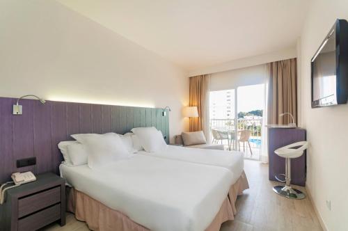 Habitación Comunicada con vistas a la piscina del hotel Sol Guadalupe. Foto 1